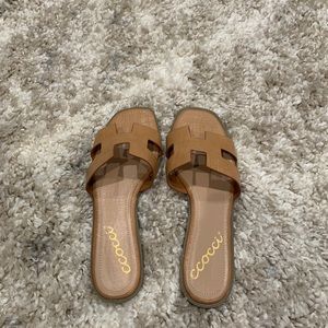 Vici dolls size 7.5 slide sandals never worn!